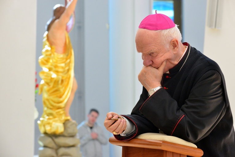Biskup nie tylko zachęca do ostrożności, ale i do modlitwy.