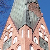 Na wieży kościoła Mariackiego w Szczecinku wiatr zerwał część dachu
