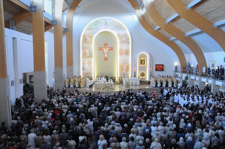 Podczas każdej Mszy św. w kościele może przebywać maksymalnie 50 osób
