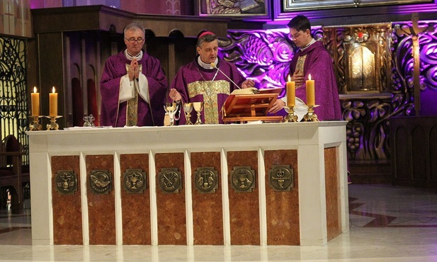 Od lewej: ks. Antoni Młoczek, bp Roman Pindel i ks. Piotr Góra w pierwszą niedzielę obowiązywania specjalnego komunikatu biskupa związanego z epidemią koronawirusa.