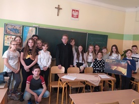 Modlitwa i pamiątkowa fotografia z ks. Jackiem Kucharskim zakończyła egzaminy w Radomiu.