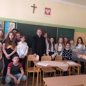 Modlitwa i pamiątkowa fotografia z ks. Jackiem Kucharskim zakończyła egzaminy w Radomiu.