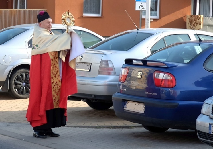 Błogosławieństwo na ulicach głogowskiej parafii pw. Miłosierdzia Bożego