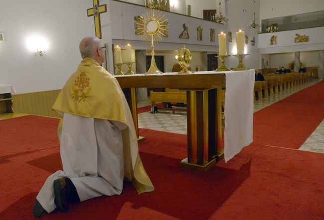 Modlitwa kapłanów wobec zagrożenia koronawirusem