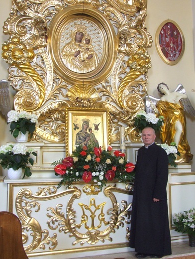 Ks. proboszcz Jan Kudłacz opowiada o losach kościoła i obrazu Matki Bożej.