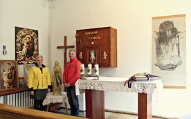 Barbara i Robert Ostapowiczowie w kaplicy pw. św. Antoniego.