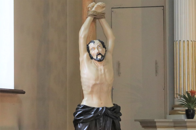 Figura ukazująca św. Jana Sarkandra podczas tortur - z kościoła w Skoczowie.