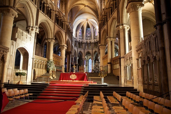 Kościół Anglii: W ślubach może brać udział pięć osób, w chrzcinach - sześć