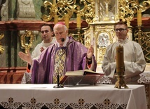 Biskup w czasie Mszy św. w kościele pw. św. Józefa.