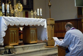 Modlitwę różańcową podczas adoracji Najświętszego Sakramentu poprowadził ks. Konrad Wójcik.