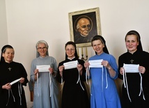 Siostry zakonne szyją maseczki ochronne dla koszalińskiego szpitala