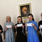 Siostry zakonne szyją maseczki ochronne dla koszalińskiego szpitala