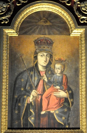 Obraz MB Szczucińskiej dziś umieszczony jest w głównym ołtarzu parafialnego kościoła.