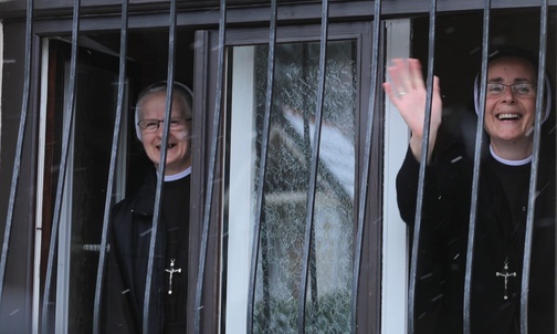 Siostry serafitki radośnie oczekiwały w oknie hałcnowskiego klasztoru.
