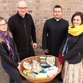 Parafia na Bielanach rozwozi seniorom posiłki