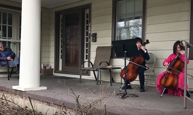Dwójka małych muzyków wykonała koncert dla starszej sąsiadki w Ohio