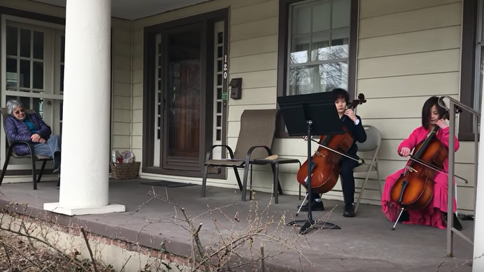 Dwójka małych muzyków wykonała koncert dla starszej sąsiadki w Ohio