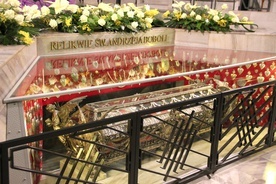 Relikwie św. Andrzeja Boboli w sanktuarium przy ul. Rakowieckiej w Warszawie.