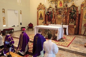 ▼	Dzięki bezpośredniej internetowej transmisji „Gościa Legnickiego”  do modlitwy przyłączyło się kilkuset diecezjan.