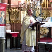 Biskup w czasie Mszy św. przy ołtarzu „Pani  w Słońcu”.