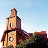 Ten świebodzicki kościół wyróżnia się spośród pozostałych materiałem, z którego został zbudowany – jest nim czerwona cegła.