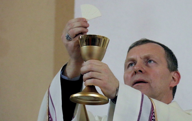Bp Piotr Turzyński podczas Eucharystii w seminaryjnej kaplicy.