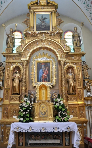 Główny ołtarz w kościele parafialnym w Łącku.