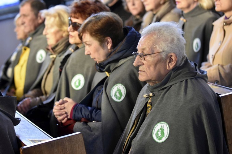 Wolontariusze i pracownicy schroniska w czasie otwarcia domu dla bezdomnych kobiet.