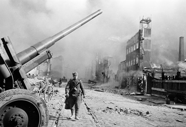 Walki w centrum Gdańska nie trwały długo. Intensywny ostrzał artyleryjski, a przede wszystkim bombardowania lotnicze zmusiły Niemców do opuszczenia pozycji.