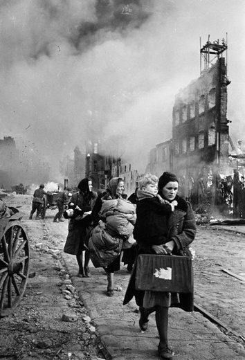 Sowieccy żołnierze, nazywający się dumnie „wyzwolicielami”, masowo gwałcili, grabili i mordowali zarówno niemieckich, jak i polskich mieszkańców Gdańska. W tle zniszczone spichrze.
