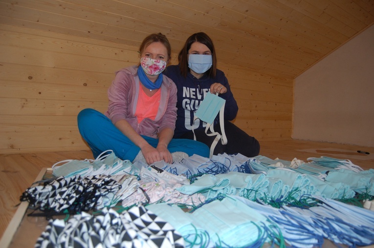 Anna Sakłąwska-Kober i Katarzyna Stachurska przygotowują maseczki do transportu.   