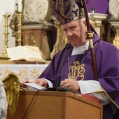 Biskup w kościele pw. Krzyża Świętego w Świdnicy.