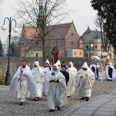 W eucharystycznej procesji niesione są relikwie i figura św. Rocha, patrona na czas epidemii.