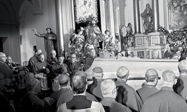 29 maja 1981 r., nazajutrz po śmierci Prymasa Tysiąclecia, przeniesiono trumnę 
do kościoła Wniebowzięcia NMP i św. Józefa Oblubieńca, gdzie społeczeństwo mogło oddać mu hołd.
