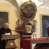 Biskup Ignacy Dec w czasie odczytania ogłoszenia nowego biskupa diecezjalnego.