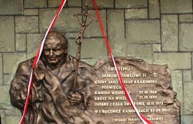 Pomnik św. Jana Pawła II w Pisarzowicach.