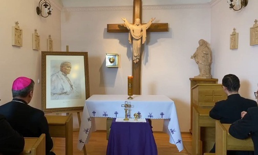 Bp Roman Pindel w kaplicy kurialnej po Różańcu o 20.30, 2 kwietnia 2020 r.