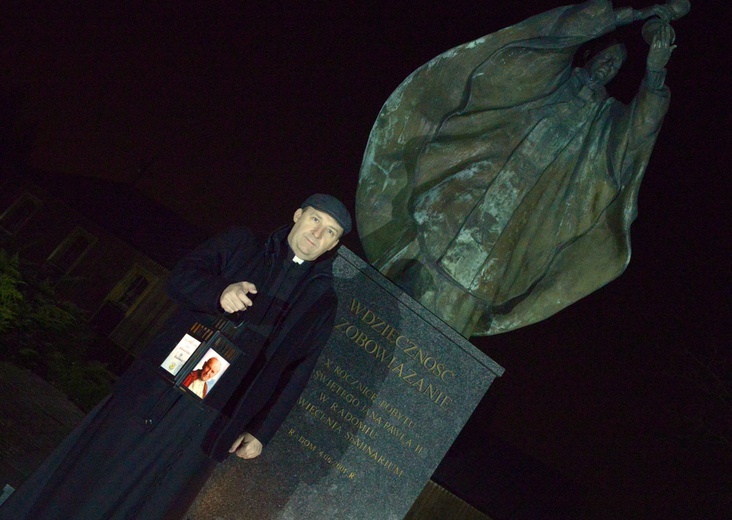 Pod pomnikiem Jana Pawła II, który stoi przed radomskim seminarium, znów zapłonęła „Iskra miłosierdzia”.