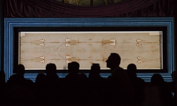 Na zdjęciu powyżej: Całun Turyński, płótno, w które po śmierci owinięto ciało Pana Jezusa, przechowywany jest w katedrze w Turynie. To relikwia najczęściej badana przez naukowców. Badacze jednak nie potrafią wyjaśnić, jak powstał wizerunek człowieka widoczny na płótnie