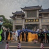 Wuhan otwiera osiedla, ale mieszkańcy wciąż boją się wirusa