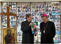 Bp Roman Pindel i ks. Piotr Hoffmann na tle zdjęć przysłanych przez diecezjan.