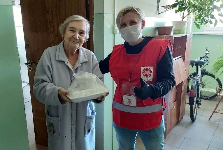 Wolontariusze Caritas docierają do drzwi seniorów z dwudaniowymi obiadami