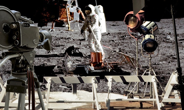 Według jednej z bardziej znanych teorii spiskowych lądowanie na Księżycu miał nakręcić Stanley Kubrick.