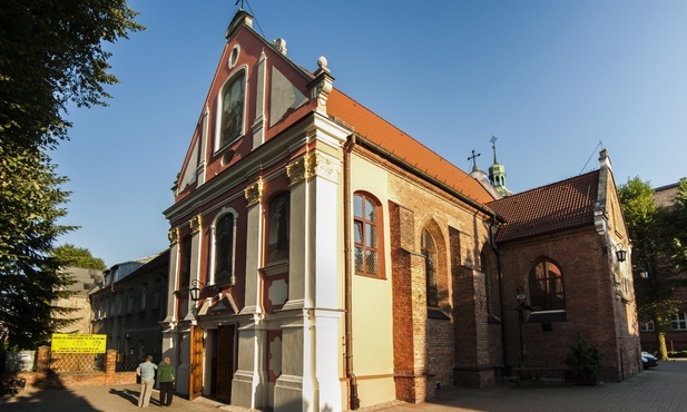 Przy kościele pw. św. Anny w Wejherowie znajduje się klasztor ojców franciszkanów i Dom Pielgrzyma.
