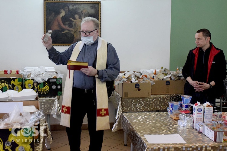 Caritas Diecezji Świdnickiej wydaje żywność na święta