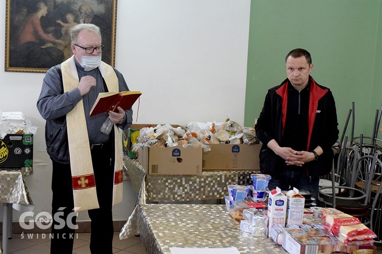Caritas Diecezji Świdnickiej wydaje żywność na święta