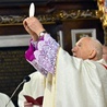 Biskup unoszący Najświętszy Sakrament.