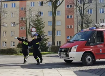 Strażacy ze Skawiny zatańczyli "Kaczuszki" dla dzieci, które zostały w domach