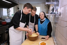 S. Aniela Garecka poleca na święta: pasta, którą kochają klerycy i równa babka