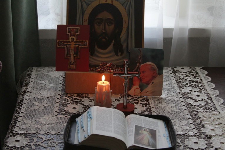 Ikona Chrystusa, otwarte Pismo Święte, płonąca świeca... tak może wyglądać miejsce rodzinnej modlitwy w czasie świąt wielkanocnych.